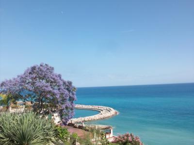 意大利Bordighera度假胜地海岸的蓝色海洋