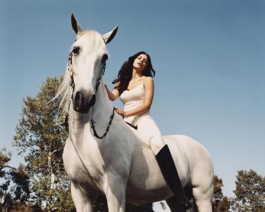 年轻的女演员凯瑟琳·麦克菲在一匹白马