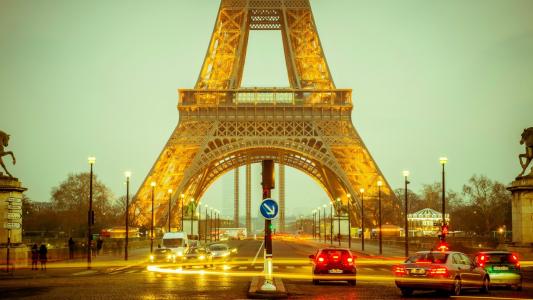 在巴黎的金色埃菲尔铁塔