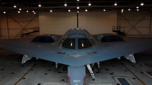 轰炸机B-2在机库