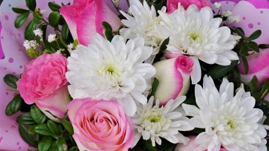 白色的菊花，粉红玫瑰花束