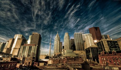 多伦多市的摩天大楼的看法在美丽的天空下，加拿大