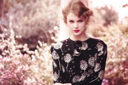 美丽的红发歌手泰勒·斯威夫特（Taylor Swift）