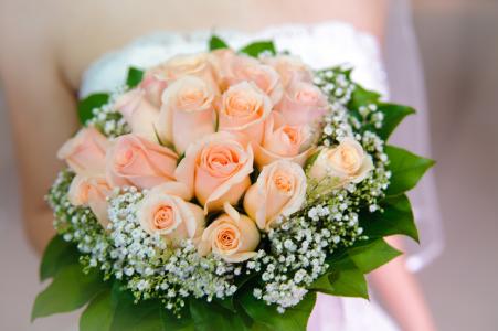 柔和的新娘与玫瑰在奶油色的花束
