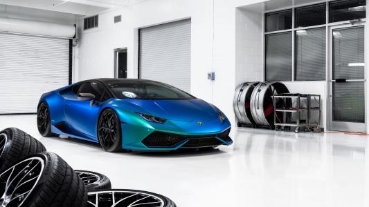 在车库的蓝色车Lamborghini Huracan