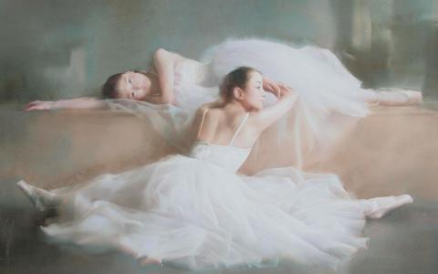 两个芭蕾舞者正在休息