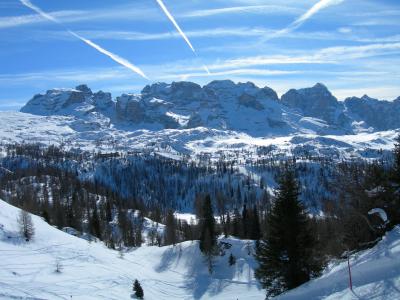 意大利Madonna di Campiglio滑雪胜地的Alpes