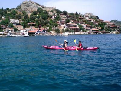 在Mersin，土耳其背景的皮划艇