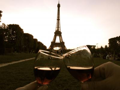 红葡萄酒和艾菲尔铁塔