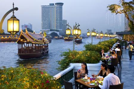 在河岸上的咖啡馆在泰国