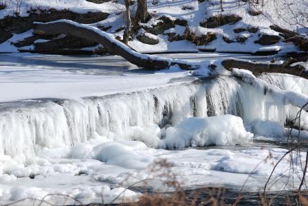 在加拿大的冰冻的瀑布