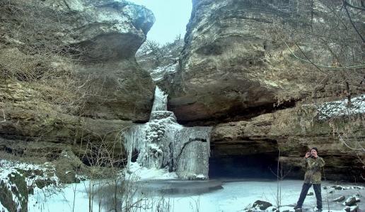在喀尔巴阡山脉的山脚下的冻瀑布
