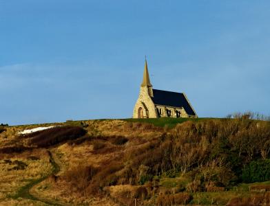教会在法国诺曼底的草地之间