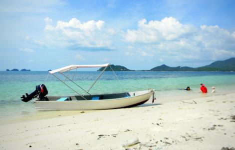 在陶，泰国的海滩上的小船