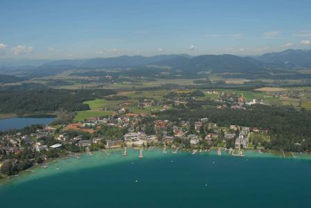 度假村的全景在湖Klopeiner看见，奥地利