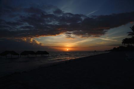 日落在古巴Cayo Guillermo度假村的海滩上