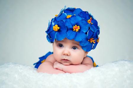小女孩在一个漂亮的帽子，蓝色的花朵