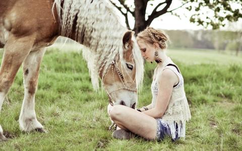 马靠在女孩身上