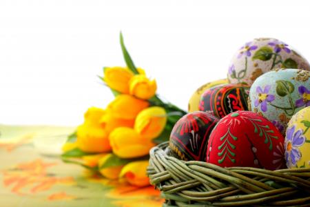 篮子的复活节郁金香背景上的鸡蛋