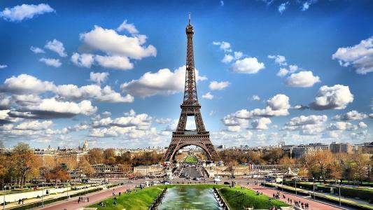 艾菲尔铁塔在法国巴黎的云层背景