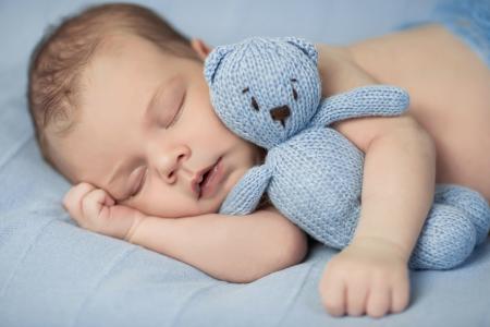 一个针织毛绒玩具的可爱熟睡的婴儿