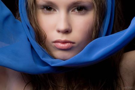 一条蓝色围巾的女孩的画像