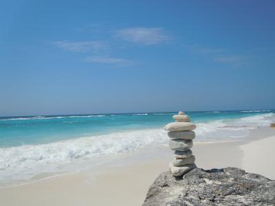 古巴的Cayo Largo度假村的沙滩上的石头