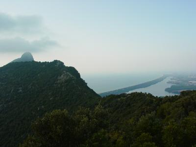 意大利Sabaudia度假胜地的海湾山丘