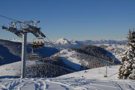 在Madonna di Campiglio，意大利滑雪胜地的滑雪电缆车