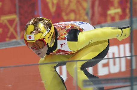 在奥运会开幕式上，来自诺亚基开赛跳台滑雪项目的银牌铜牌老板