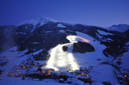 奥地利Saalbach Hinterglemm滑雪胜地的滑雪赛道的夜间照明