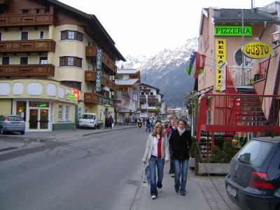 在奥地利Sölden滑雪胜地沿着街道散步