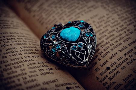 美丽的心形吊坠与蓝色的石头