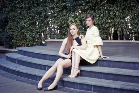 两个受欢迎的女演员梅西·威廉姆斯和索菲·特纳坐在台阶上