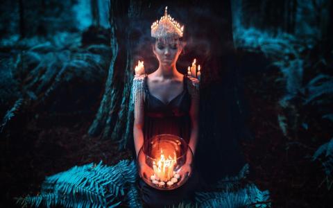 在森林里的蜡烛包围的女孩