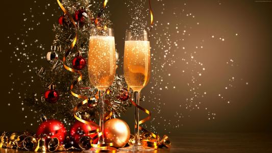 两个酒杯用一个欢乐圣诞树的背景上的香槟