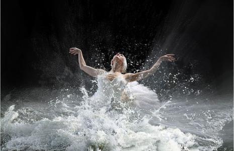 一个芭蕾舞演员在水中跳舞