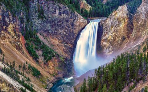 瀑布在美国怀俄明州的黄石国家公园