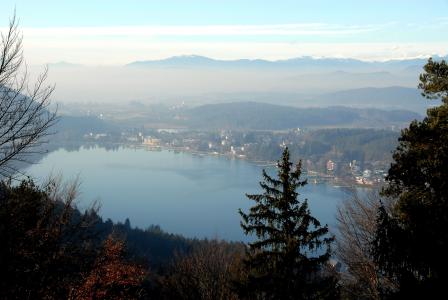 雾在湖Klopeiner看见，奥地利