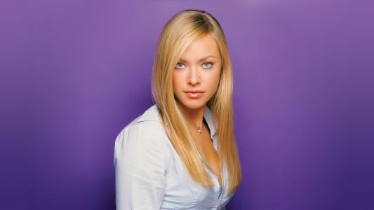 女演员金发碧眼的Kristanna Loken，在紫罗兰色背景的照片