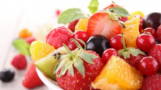 成熟的水果和浆果在一个盘子上的片断