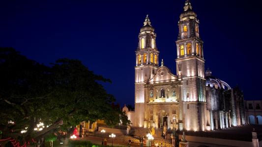 教会在晚上在San Francisco de坎佩切，墨西哥
