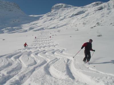 在奥地利莱希滑雪胜地滑雪