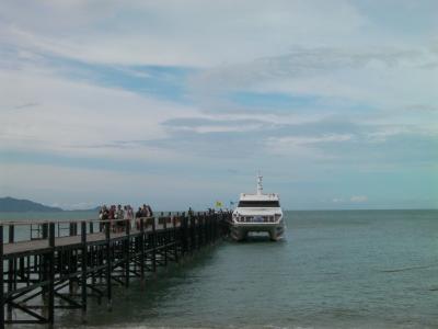 在陶，泰国岛码头上的小船