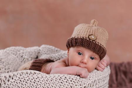 一个戴着针织棕色帽子的小孩