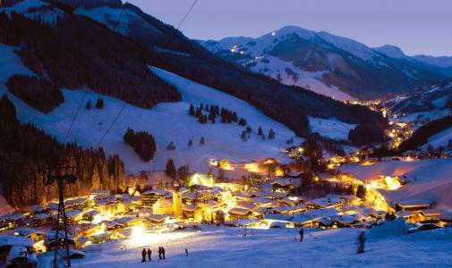 晚上在萨尔巴赫辛特格兰滑雪胜地，奥地利