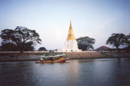 小船在泰国华富里度假胜地的一座寺庙的背景