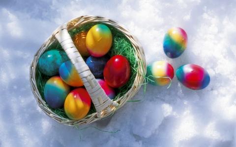 鸡蛋篮子在复活节的雪上