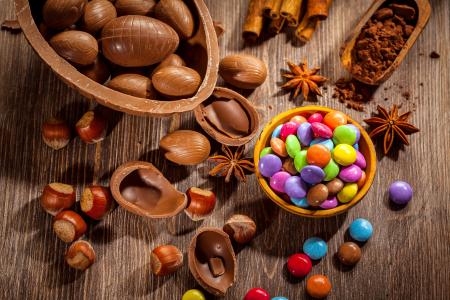 多彩多姿的糖果巧克力蛋和坚果的桌子上