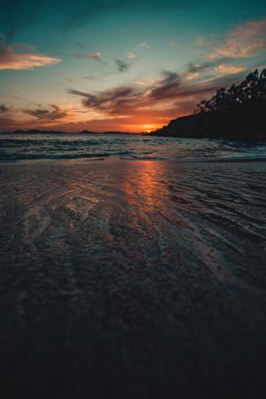 夕阳下的海滩风景